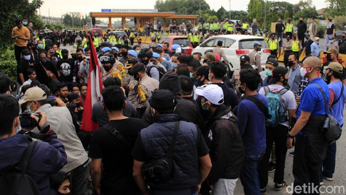 Tolak Omnibus Law, Mahasiswa Bandung Blokade Gerbang Tol Pasteur Sejumlah mahasiswa yang tergabung dalam Mahasiswa Indonesia Menggugat tutup Exit Tol Pasteur. Aksi itu digelar untuk menolak omnibus law UU Cipta Kerja.