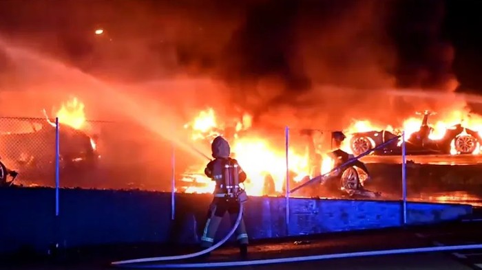 Tujuh mobil listrik Tesla terbakar di dealer Malmo, Swedia.
