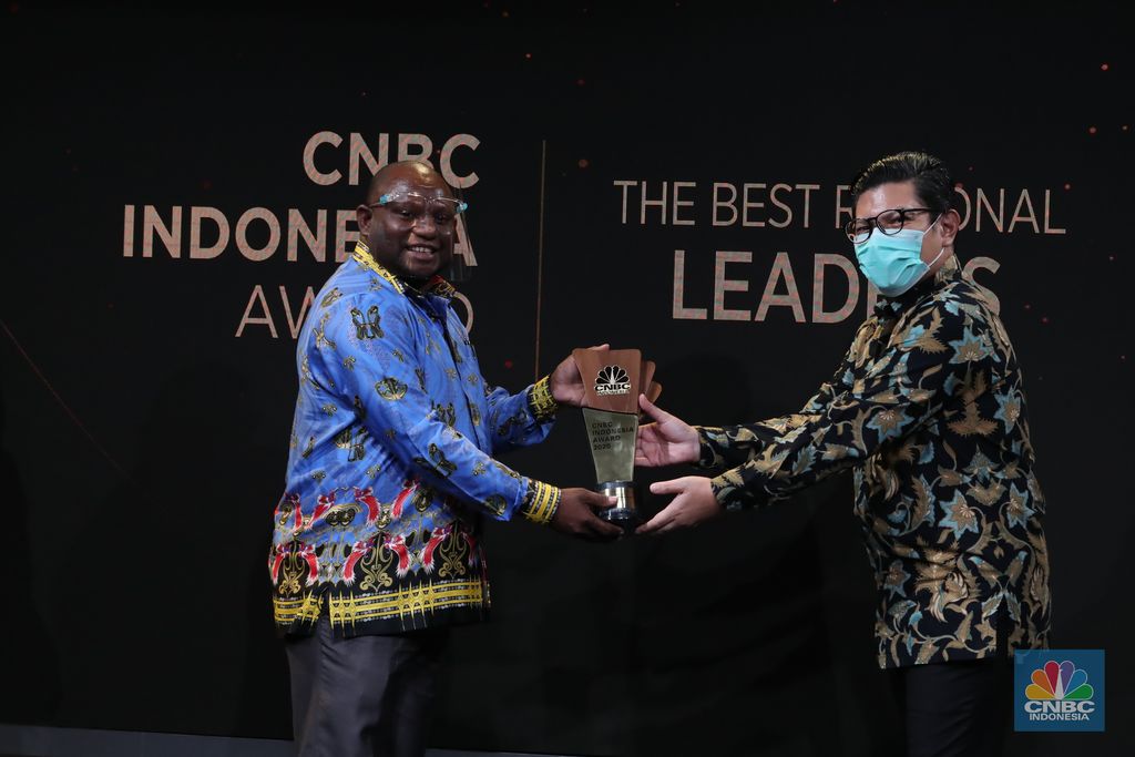 Bupati Jayapura, Mathius Awoitsuw mendapat penghargaan 