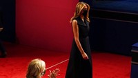 Jill Biden memberikan tepuk tangan saat Melania Trump melintas di depannya. AP Photo/Patrick Semansky.