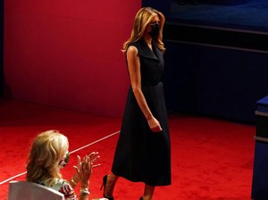 Melania Trump Kenakan Masker Saat Masuk ke Ruang Debat Capres AS