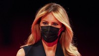 Melania tampak memakai masker berwarna gelap. AP Photo/Julio Cortez.