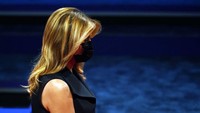 Melania Trump berjalan menuju tempat duduknya. AP Photo/Patrick Semansky.