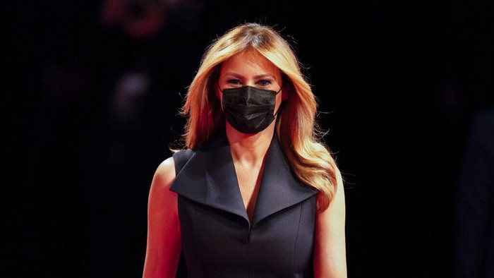 Yang Curi Perhatian di Debat Capres AS 2020 Melania Trump, Ivanka Trump hingga Jill Biden hadir dalam debat Capres AS terakhir di Nashville, Tennessee. Kehadiran mereka jelas mencuci perhatian.