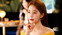 Saat membintangi drama Touch Your Heart, Yoo In Na pernah beradegan makan malam. Tampil cantik dan anggun dengan gaun kuning. Foto: Instagram @amazingyooinna @yooinna065