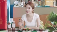 Yoo In Na sangat menjaga berat badannya agar tetap tampil menawan. Ia terlihat menyantap salad selada yang segar. Foto: Instagram @amazingyooinna @yooinna065