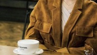 Wanita berusia 38 tahun (usia Korea) ini tampak awet muda. Lihat saja nih ketika ia minum kopi. Foto: Instagram @amazingyooinna @yooinna065
