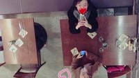 Dekat dengan solois IU, Yoo In Na membagikan momennya ketika berada di resto saat menunggu makanan tiba. Foto: Instagram @amazingyooinna @yooinna065
