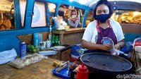  Parkiran Dejafoo bisa jadi alternatif bagi pengunjung yang sudah bosan dengan suasana kafe atau mall. Area ini dipenuhi dengan meja tenda yang sejuk. Foto: dok. detikFood/Arbi Anugrah