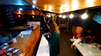 Pilihan mobil yang digunakannya juga beragam. Ada mobil box yang dimodifikasi, sampai mobil VW Combi yang interiornya didesain seperti kafe mini. Foto: dok. detikFood/Arbi Anugrah