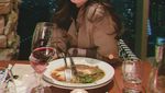 Pose Menggemaskan Yuri Eks JKT48 saat Memasak dan Kulineran
