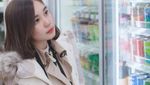 Pose Menggemaskan Yuri Eks JKT48 saat Memasak dan Kulineran