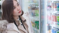 Nah, ini adalah momen di mana Yuri sedang berbelanja di minimarket yang ada di Korea. Lagi-kagi pose candidnya terlihat cantik. Foto: Instagram @zhryuriva
