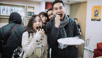 Foto ini menjadi bukti bahwa Yuri memang seorang foodies. Dalam caption, Yuri bahkan mengaku bahwa dirinya tukang makan. Foto: Instagram @zhryuriva