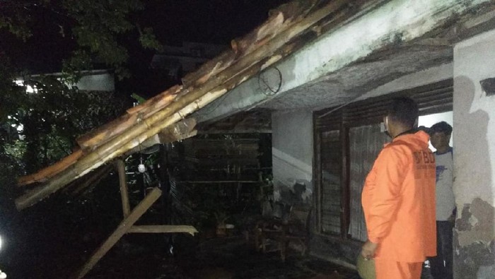 Akibat hujan deras disertai angin kencang, dua rumah ambruk dan satu rumah ambles
