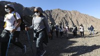 Peserta berjalan dalam acara Womens Adventure Hatta yang diselenggarakan oleh Dubai Sports Council dan bekerja sama dengan Hatta Adventures di Hatta, Uni Emirat Arab, Jumat (23/10/2020).