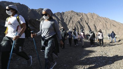 Aksi Para Wanita Daki Gunung-Kayuh Kayak di Pekan Olahraga Dubai
