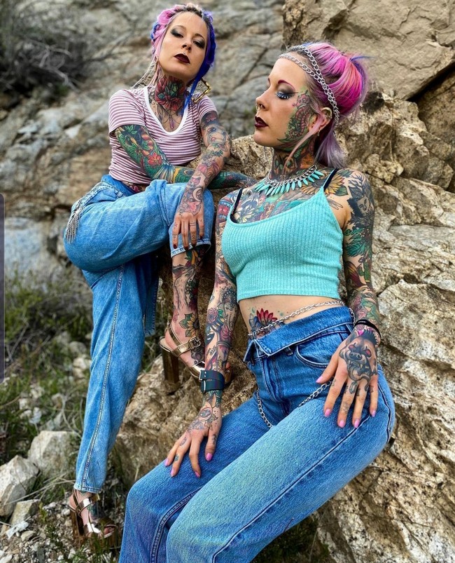 Hingga akhirnya cewek kembar asal Jerman itu membuka studio tato di Los Angeles. Aline dan Alena pun saling mentato. Foto: Dok. Instagram