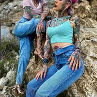 Hingga akhirnya cewek kembar asal Jerman itu membuka studio tato di Los Angeles. Aline dan Alena pun saling mentato. Foto: Dok. Instagram