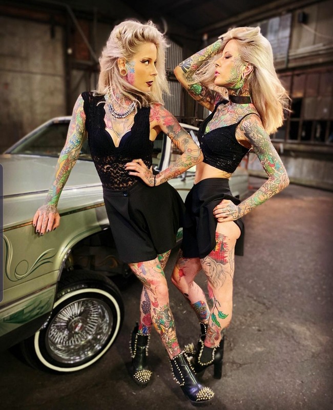 Si kembar satu ini mencuri perhatian karena penampilan mereka yang unik. Aline dan Alena kompak menghias tubuh mereka dengan tato. Foto: Dok. Instagram