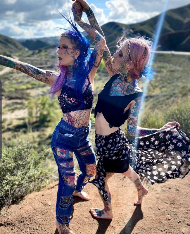 Tubuh mereka dihiasi tato warna-warni mulai dari leher sampai kaki. Aline dan Alena mengaku tertarik dengan tato sejak usia mereka 17 tahun. Dok. Instagram