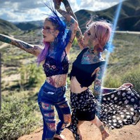 Tubuh mereka dihiasi tato warna-warni mulai dari leher sampai kaki. Aline dan Alena mengaku tertarik dengan tato sejak usia mereka 17 tahun. Dok. Instagram