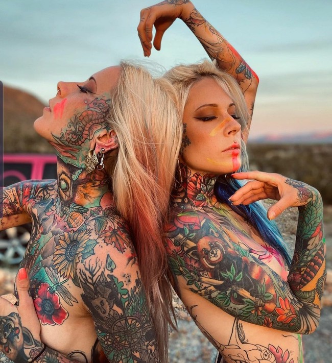 Alena dan Aline kini punya akun Instagram bersama. Karena keunikan mereka, akun tersebut memiliki banyak followers sampai lebih dari 36 ribu.F  Dok. Instagram