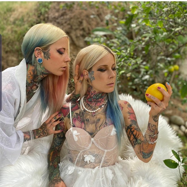 Cinta dengan dunia tato membuat Aline dan Alena ingin mengedukasi orang tentang tato. Selama ini tato kerap dianggap sebagai sesuatu yang buruk. Si kembar 25 tahun itu ingin mengedukasi orang lain bahwa tato adalah seni keindahan.F  Dok. Instagram