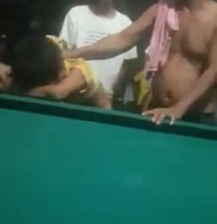 Anak dibenturkan ke meja biliar dan dipukul oleh pria dewasa. (Dok Istimewa/video viral)