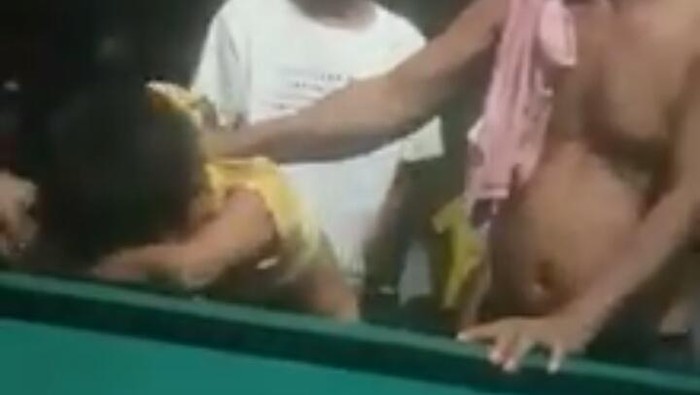 Anak dibenturkan ke meja biliar dan dipukul oleh pria dewasa. (Dok Istimewa/video viral)