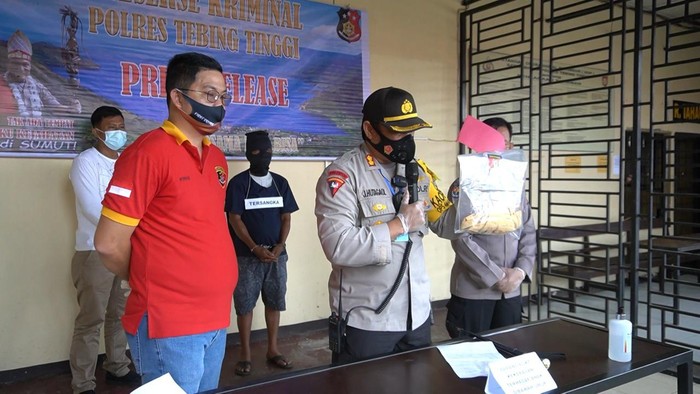 Anak dibenturkan ke meja biliar dan dipukul oleh pria dewasa. (Dok Istimewa/video viral)