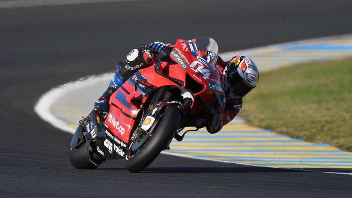 LE MANS, FRANCE - OCTOBER 10: Andrea Dovizioso of Italy and Ducati Team rounds the bend during the MotoGP of France: Qualifying at Bugatti Circuit on October 10, 2020 in Le Mans, France. (Photo by Mirco Lazzari gp/Getty Images)