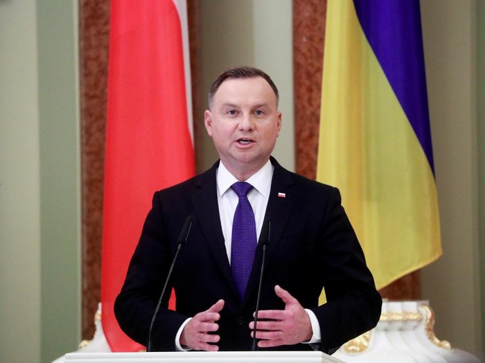 Polish President Andrzej Duda holds a joint news briefing with his Ukrainian counterpart as part of their meeting in Kiev on October 12, 2020. (Photo by VALENTYN OGIRENKO / POOL / AFP)