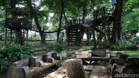 Sebagai salah satu taman kota, Taman Tomang Rawa Kepa dilengkapi dengan sejumlah fasilitas penunjang, salah satunya tempat duduk.