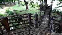 Selain rumah pohon, ada pula jembatan gantung  yang menghubungkan rumah pohon di taman tersebut.
