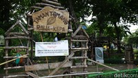 Taman ini biasanya kerap jadi pilihan alternatif masyarakat untuk bermain maupun berolahraga. Namun, di masa pandemi COVID-19, taman tersebut diketahui ditutup guna mencegah penyebaran virus Corona.