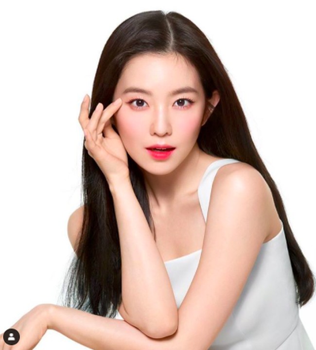 1. Irene Red VelvetMengalahkan sahabatnya Jennie, Irene Red Velvet dipilih sebagai pemilik wajah terbaik di kalangan para idol KPop. Irene sering disebut sebagai original visual yang bisa diartikan dia lah kecantikan yang sebenarnya. Setuju dengan daftar ini?Foto: Instagram irene.rvelvet