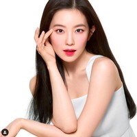 1. Irene Red VelvetMengalahkan sahabatnya Jennie, Irene Red Velvet dipilih sebagai pemilik wajah terbaik di kalangan para idol KPop. Irene sering disebut sebagai original visual yang bisa diartikan dia lah kecantikan yang sebenarnya. Setuju dengan daftar ini?Foto: Instagram irene.rvelvet