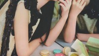Pemilik nama asli Bae Joo-hyun ini sedang jalani sesi pemotretan majalah. Kali ini ia ditemani ragam macaron. Foto: Instagram irene.rvelvet