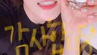 Irene tampak memamerkan segelas dessert di tangannya. Semakin menggemaskan karena ia mengunggah fotonya bersama stiker-stiker lucu. Foto: Instagram irene.rvelvet