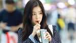Cantiknya Irene Red Velvet Saat Pose Bersama Minuman Favoritnya