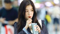 Di bandara Incheon, Irene kedapatan menyesap minuman favoritnya. Di momen ini ia hendak menuju Jakarta lho! Foto: Instagram irene.rvelvet