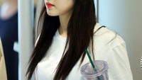 Bukti lain kalau Irene memang hobi menyesap minuman saat di bandara. Kali ini ia hendak menuju Jeju. Foto: Instagram irene.rvelvet