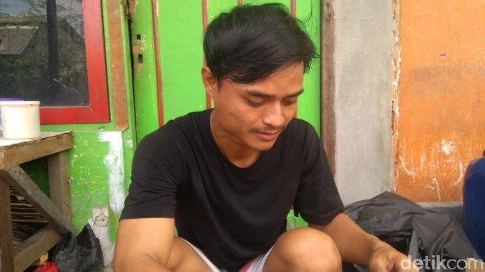 Eman, pedagang kopi di Babelan, Bekasi, yang gerobaknya terbang oleh puting beliung. (Adhyasta Dirgantara/detikcom)