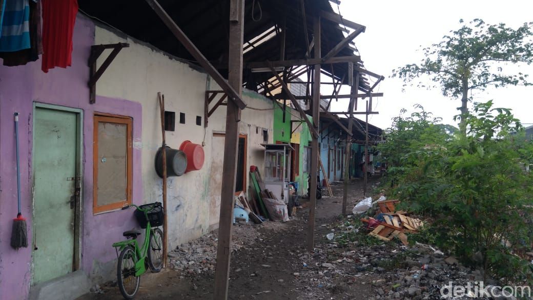 Eman, pedagang kopi di Babelan, Bekasi, yang gerobaknya terbang oleh puting beliung. (Adhyasta Dirgantara/detikcom)