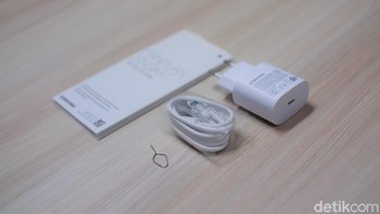 Samsung menyertakan charger USB Type C to USB Type C. Sayangnya tidak diberikan case silicon. Foto: Adi Fida Rahman/detikINET