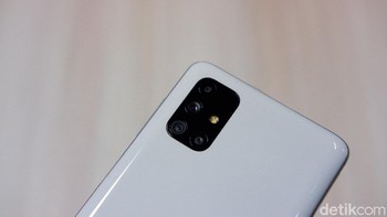 Bagian belakangnya terdapat empat kamera. Komposisinya kamera utama 64 MP f/1.8 bersanding dengan lensa ultrawide 12 MP f/2.2, makro 5 MP f/2.4 dan depth 5 MP f/2.4. Foto: Adi Fida Rahman/detikINET