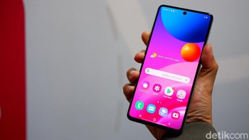 Galaxy M51 hadir dengan layar 6,7 inch dengan panel Super AMOLED Plus. Foto: Adi Fida Rahman/detikINET