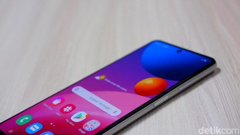 Kendati memakai layar Super AMOLED Plus, Galaxy M51 menempatkan sensor sidik jari di sisi kanan body menhyatu dengan tombol power. Foto: Adi Fida Rahman/detikINET