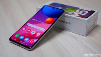 Agar cepat terisi, Samsung membekalinya dengan fitur fast charging 25W. Foto: Adi Fida Rahman/detikINET